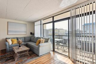Fun & Comfy Beachside Getaway ~ King Bed ~ Balcony - 7