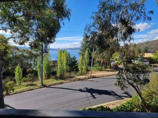 The Hideout - Lake Views & Balcony w BBQ I Central Location I Wi-Fi I Smart TV - Jindabyne - 7