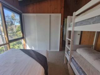 The Hideout - Lake Views & Balcony w BBQ I Central Location I Wi-Fi I Smart TV - Jindabyne - 6