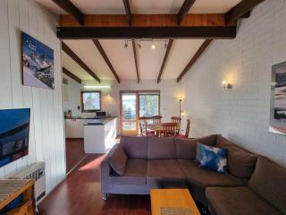 The Hideout - Lake Views & Balcony w BBQ I Central Location I Wi-Fi I Smart TV - Jindabyne - 3