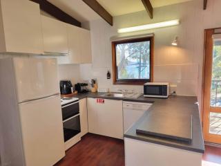 The Hideout - Lake Views & Balcony w BBQ I Central Location I Wi-Fi I Smart TV - Jindabyne - 2