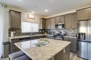 Brand New Desert Paradise Salt Water Pool, Spa, Mountain View - 3