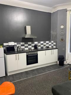 Black Ocean Holiday Apartments - 1