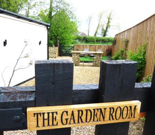 Private Garden Room - Rural Village - Stamford - 1