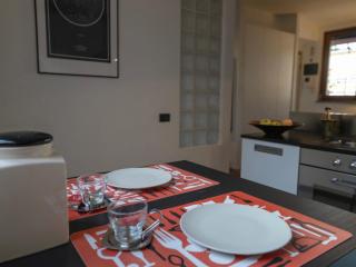 Bastia RM up to 4 guests - in the heart of Scalo Romana, Olimpico, Prada, Bocconi and easy access to Forum Assago, IEO, IED, Duomo, San Siro - 4