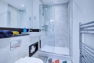 Luxury 2 bed flat in a new block in East Acton - London - 4