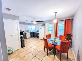 Fenced backyard, 2 king beds, pet-friendly spacious home near ACU - Abilene - 6