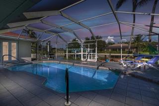 Adventure awaits with Heated Pool, Kayaks, Pool Table, & Private Beach - Villa Las Palmas - Cape Coral - 9