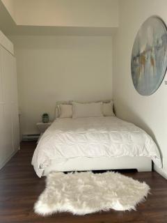 Live Like A Tourist In Langford Downtown - Langford - 5