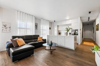 Vibrant Hafnatorg I Spacious Property with Expansive Garage - Reykjavik - 5
