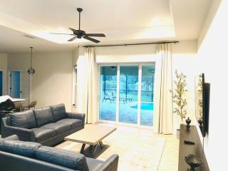 Tropical getaway w heated pool near Mineral Springs, garage included - North Port - 5