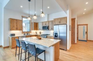Winter Park Retreat Balcony, Hot Tub and Fireplace! - 9