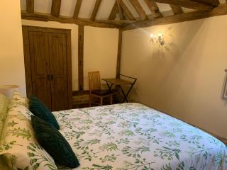 NEW Cosy cottage - Lake view & Log Burner - Dog proof garden - 2
