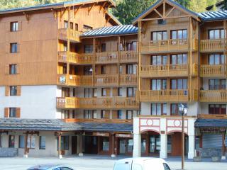 Studio cabine 4 pers à 100m des pistes et commerces, balcon sud, parking gratuit, draps inclus. - FR-1-561-11 - 1