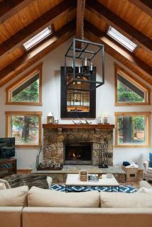 Serenity Tahoe Retreat and Hot Tub - 10 min to Northstar - Tahoe Vista - 0