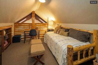 Serenity Tahoe Retreat and Hot Tub - 10 min to Northstar - Tahoe Vista - 3