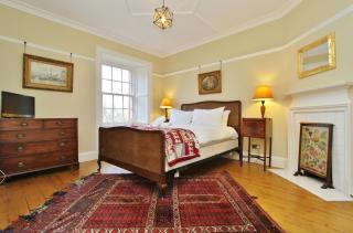 Elegant 3-Bedroom Ramsay Garden Apartment in Edinburgh City Centre - 5