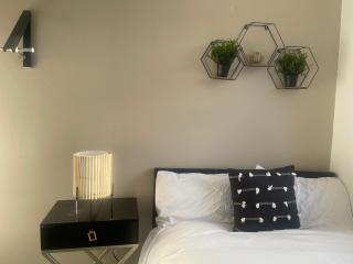 Modern Spacious 5 Bed House in Newcastle - 2