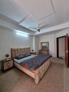 Three Bed Attached Bath Netflix Wifi Smart TV Parking Near Airport - Islamabad - 2