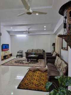 Three Bed Attached Bath Netflix Wifi Smart TV Parking Near Airport - Islamabad - 0