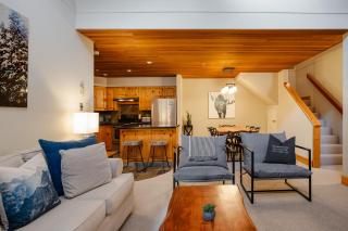 3BR in Foxglove, Wood Burning Fireplace, Mudroom, Near Gondola, Parking - 1