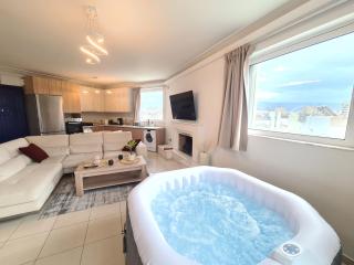 Sunny Home Private Jacuzzi Hydromassage, Fireplace, Acropolis & Lycabettus View, Underground Parking, 300m Metro Peristeri - 0