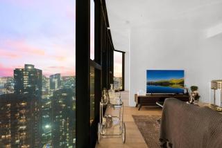 Glamorous Sky high Apartment - 7