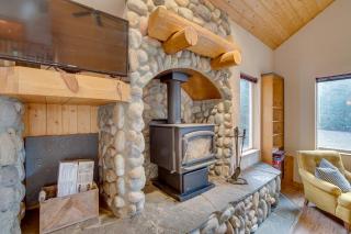 1 Mi to Lake Easton Cabin with Fire Pit and Deck! - Cabin Creek - 6