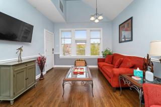 Cozy, top-floor 3BR loft with balcony in West Town - 1