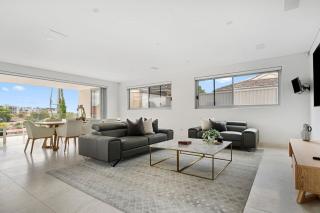'Starlight' A Slice of the Hollywood Hills in Bexley - Sydney - 7
