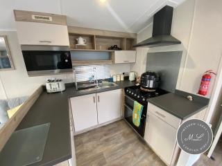 Meadow View 171 - Golden Palm - Central heating, WiFi, pet friendly, bed linen - Meadow Lakes Caravan & Lodge Hire - Chapel St. Leonards - 9