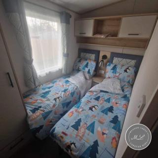 The Retreat 16 - pet friendly, WiFi, and a bath - Golden Palm Resort - Meadow Lakes Caravan & Lodge Hire - Chapel Saint Leonards - 3