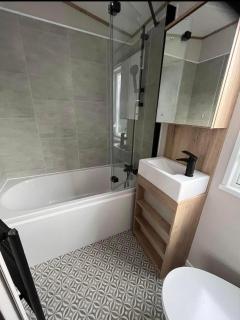 The Retreat 16 - pet friendly, WiFi, and a bath - Golden Palm Resort - Meadow Lakes Caravan & Lodge Hire - Chapel Saint Leonards - 6