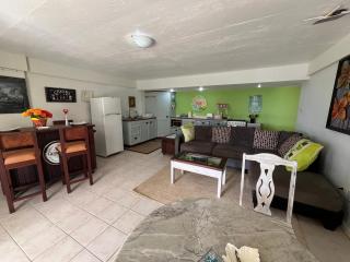 Waves Villa Guesthouse - Kingstown - 1