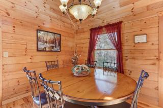 Hot-Tub 6 seater, Fire-Pit, Master King Bed, Wineries, PickleBall, Resort Amenities - Ellijay - 1
