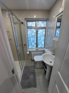 Cosy North Kensington Family apartment for 4 persons - Children stay free Netflix in all bedrooms Close to underground and overground stations - very convenient for Wembley Stadium - 4