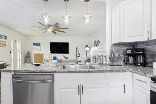 Boat Lovers Paradise Walk to Private Beach! - Jensen Beach - 2
