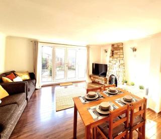 Cosy Luxurious 3 Bedroom House, Free Parking, Free WiFi, Private Garden, Free Netflix - Havering - 0