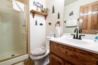 North Shore Lakefront - Spacious Lakefront with Hot Tub, & Game Room - Fawnskin - 4