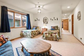 North Shore Lakefront - Spacious Lakefront with Hot Tub, & Game Room - 1