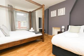 Charming Apartments Luxury Retreat - Short Drive to city centre - 2 mins walk to Anfield stadium - easy parking - Liverpool - 2