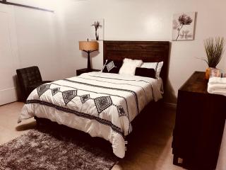 Vernon House - Stunning Cozy Vacation Home Near State Farm Stadium with Gym-Kitchen-Free Parking - 1