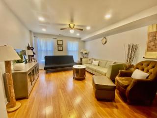 Shanghai 2900 - Vintage Oriental Style 2BR w Parking near Airport - Philadelphia - 0