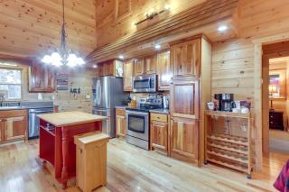 Blue Ridge Cabin with Hot Tub, 5 Mi to Downtown! - Blue Ridge - 2