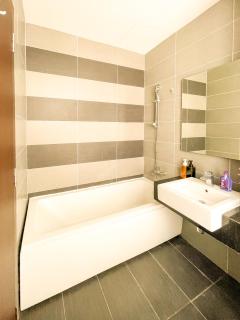 KSL Mall 8-12 pax, 65 inc TV Nflix ,HBO , Bathtub High floor - Johor Bahru - 8