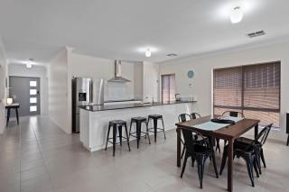 4 Comfy Spacious Family Home - Perth - 0
