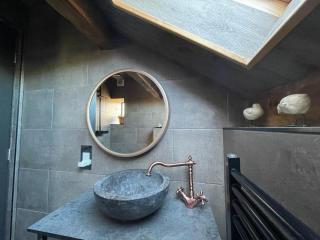 Pass the Keys The Cosy Romantic and Elegant for 2 with Hot Tub - Hayfield - 3