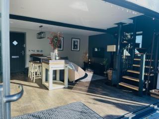 Pass the Keys The Cosy Romantic and Elegant for 2 with Hot Tub - 8