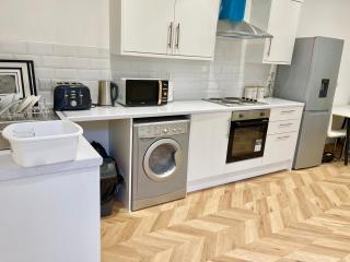 Neath, South Wales Getaway - 4 Bedroom Home -7 Guests - Free Parking - Neath - 5