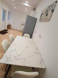 Neath, South Wales Getaway - 4 Bedroom Home -7 Guests - Free Parking - Neath - 4